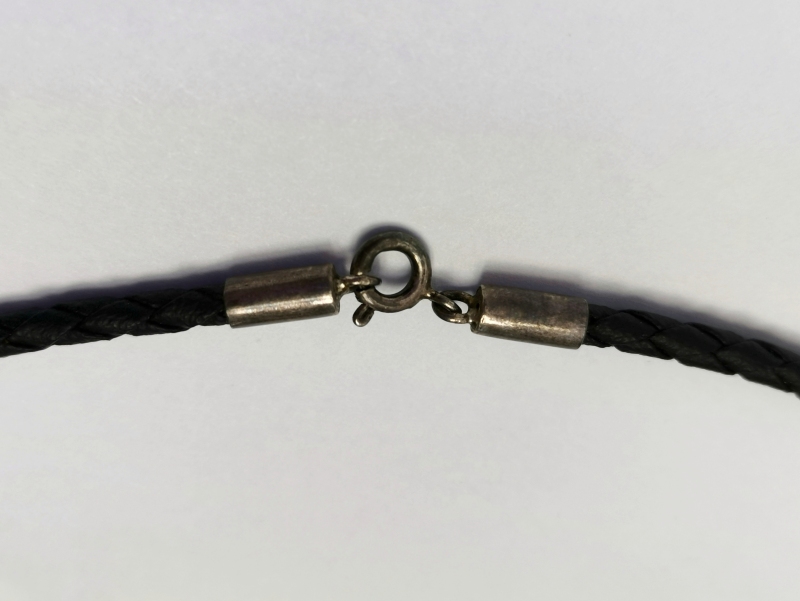 Náhrdelník z pletené kůže se stříbrnou ozdobou