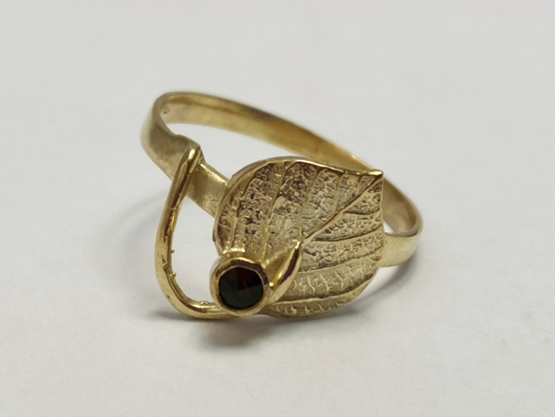 Stříbrný dámský prsten s českým granátem, pozlacený - autorský šperk Jiřího Moravce