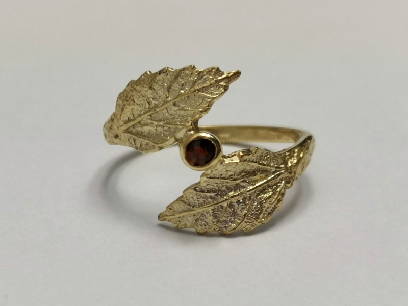 Stříbrný dámský prsten s českým granátem, pozlacený - autorský šperk Jiřího Moravce