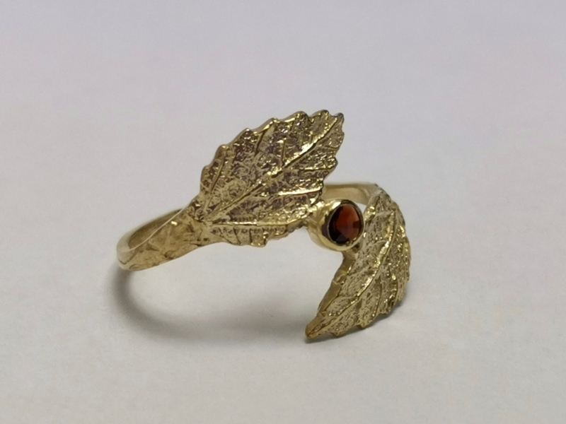 Stříbrný dámský prsten s českým granátem, pozlacený - autorský šperk Jiřího Moravce