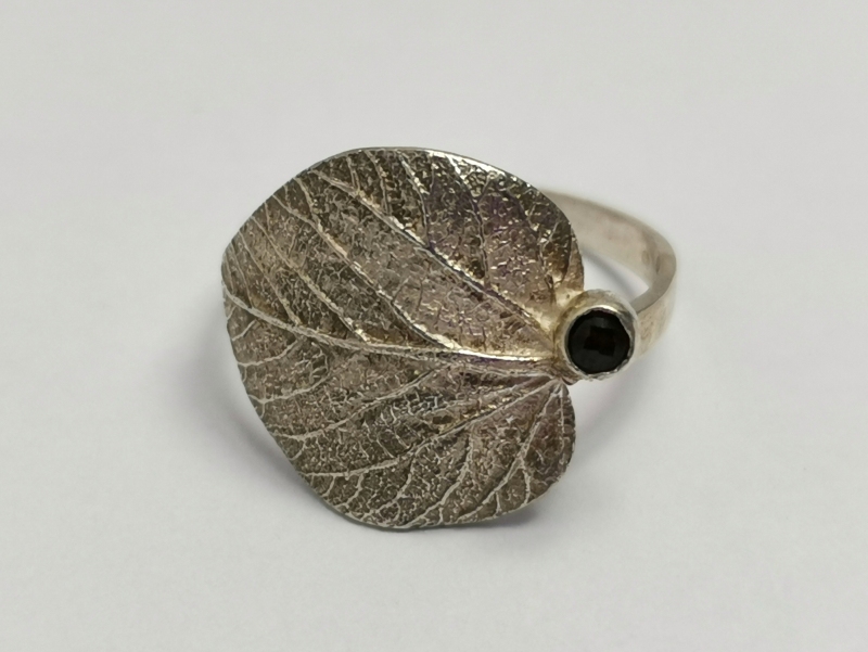 Stříbrný dámský prsten s českým granátem - autorský šperk Jiřího Moravce