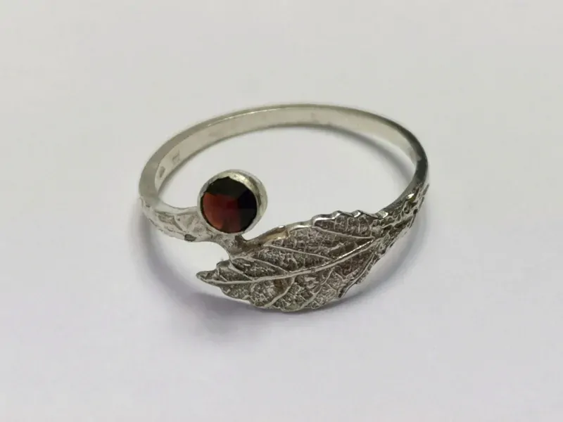 Stříbrný dámský prsten s českým granátem - autorský šperk Jiřího Moravce