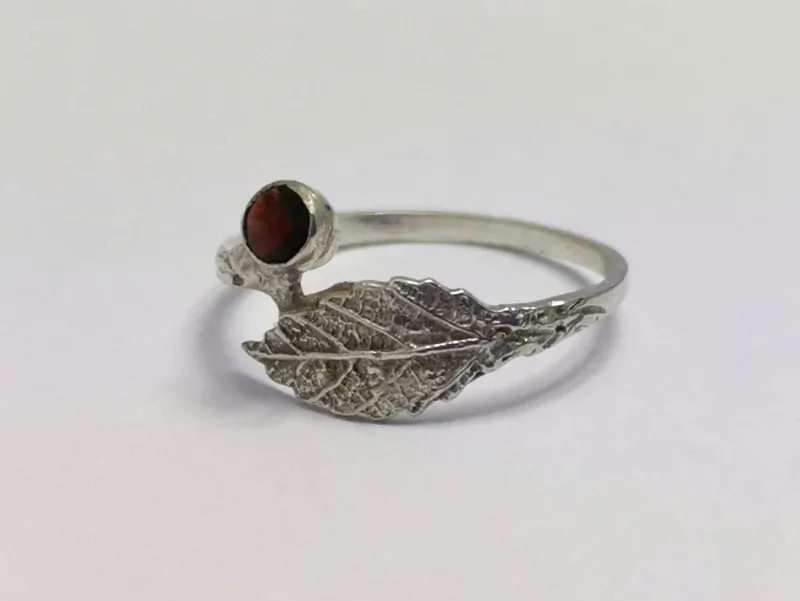 Stříbrný dámský prsten s českým granátem - autorský šperk Jiřího Moravce
