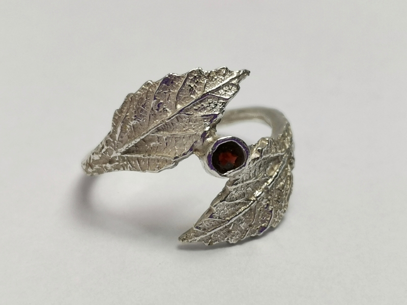 Stříbrný dámský prsten s českým granátem - autorský šperk Jiřího Moravce