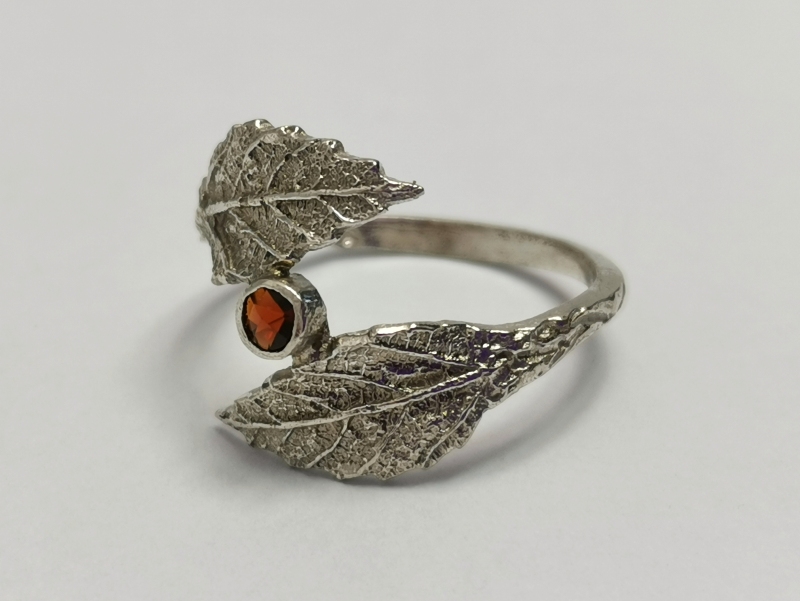 Stříbrný dámský prsten s českým granátem - autorský šperk Jiřího Moravce