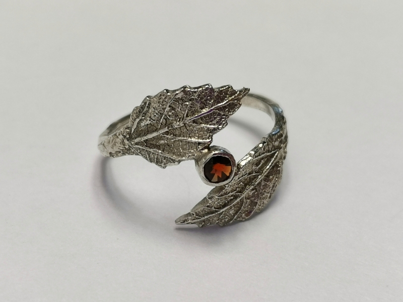 Stříbrný dámský prsten s českým granátem - autorský šperk Jiřího Moravce