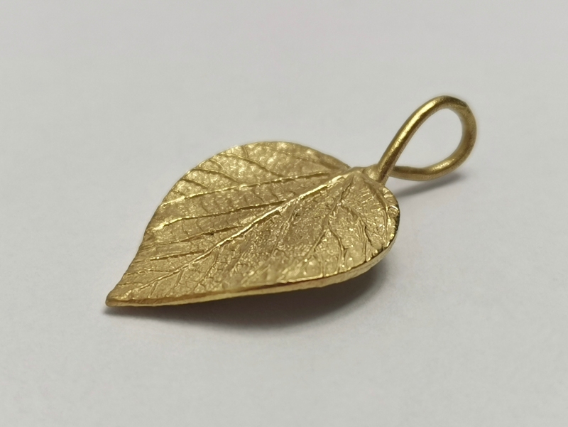 Stříbrný přívěs, zlacený  - autorský šperk Jiřího Moravce 