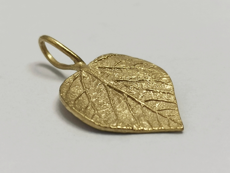 Stříbrný přívěs, zlacený  - autorský šperk Jiřího Moravce 