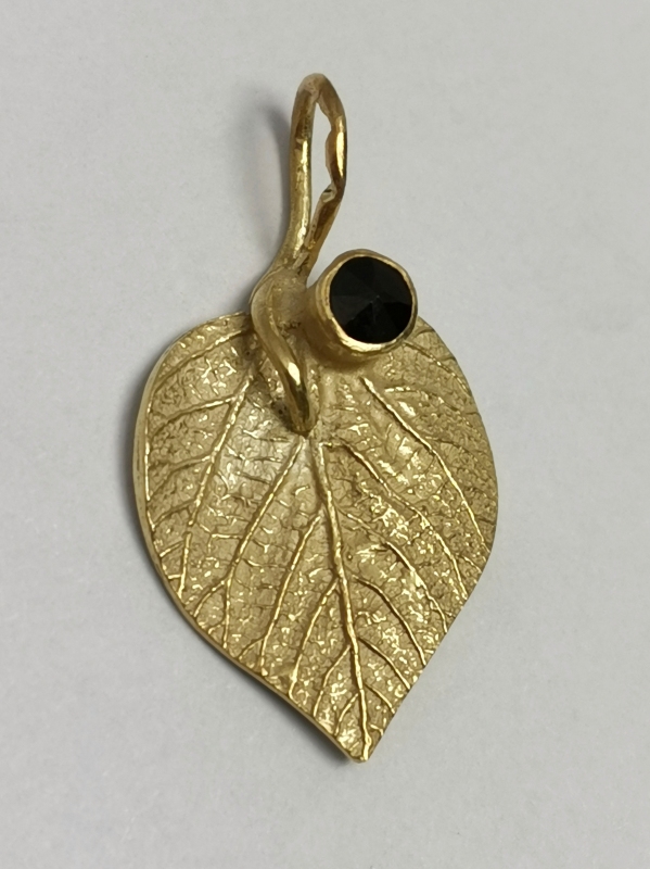 Stříbrný přívěs s českým granátem, zlacený  - autorský šperk Jiřího Moravce 