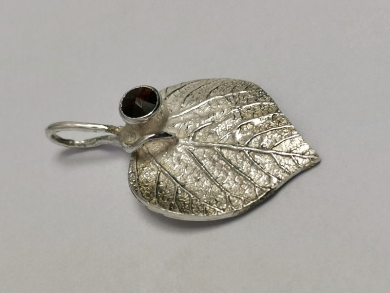 Stříbrný přívěs s českým granátem  - autorský šperk Jiřího Moravce 