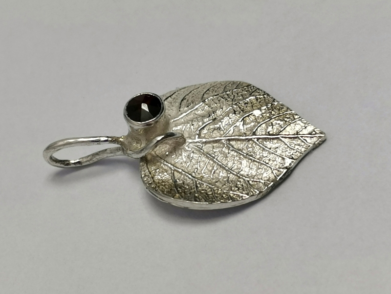 Stříbrný přívěs s českým granátem  - autorský šperk Jiřího Moravce 