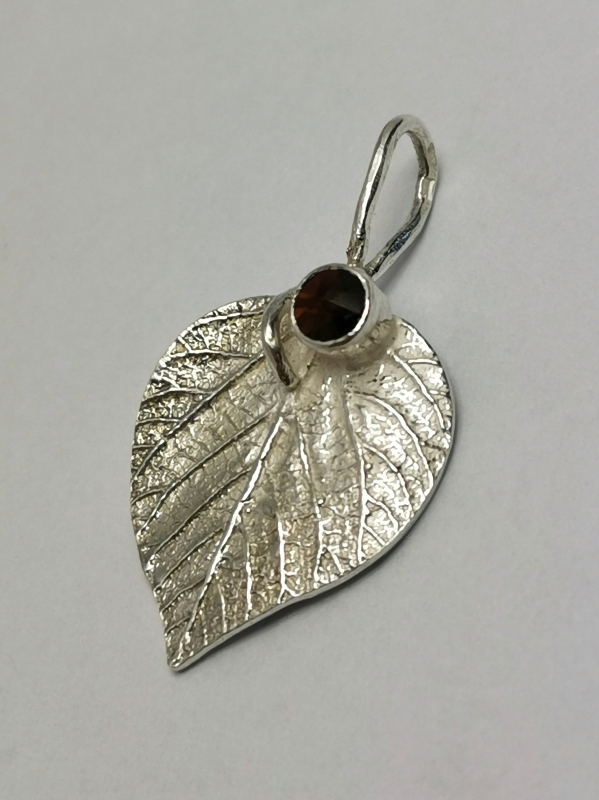 Stříbrný přívěs s českým granátem  - autorský šperk Jiřího Moravce 