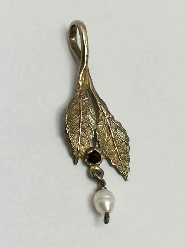 Stříbrný přívěs s českým granátem a říční perlou - autorský šperk Jiřího Moravce 