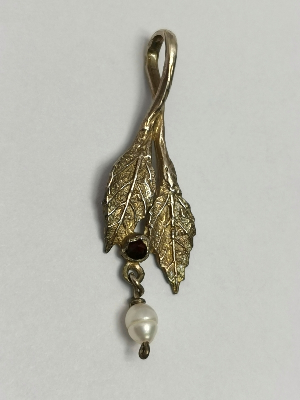 Stříbrný přívěs s českým granátem a říční perlou - autorský šperk Jiřího Moravce 