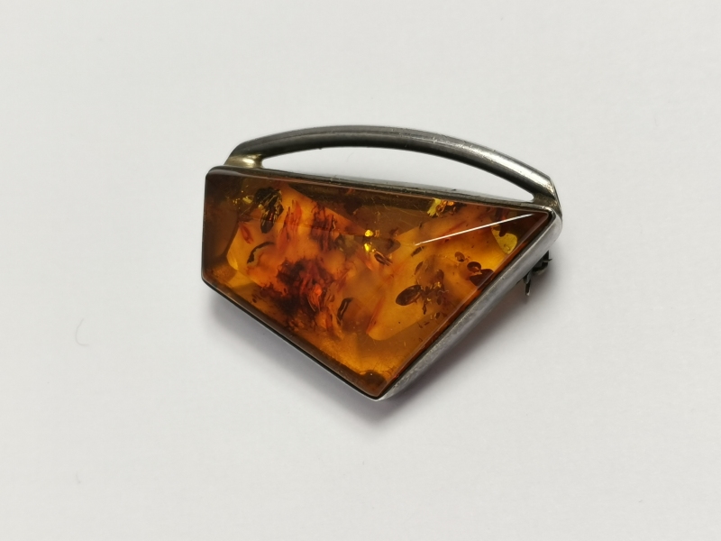 Stříbrná brož s jantarem