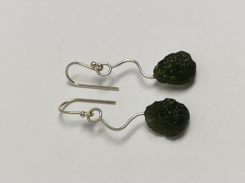 Stříbrné naušnice visací s přírodním vltavínem