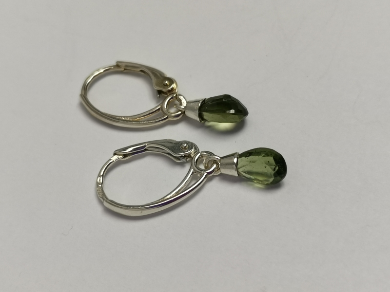 Stříbrné naušnice s visícími kapkami vybroušenými z vltavínu