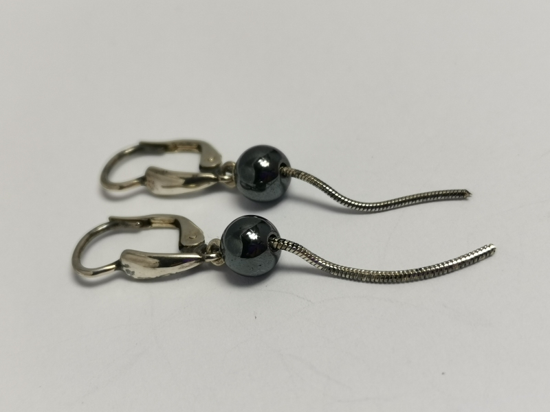 Stříbrné naušnice s visícími kuličkami z  hematitu