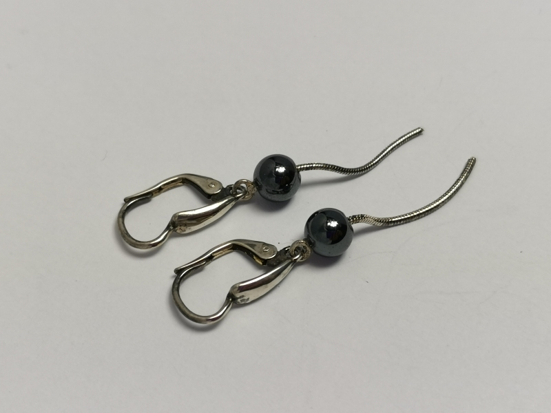 Stříbrné naušnice s visícími kuličkami z  hematitu