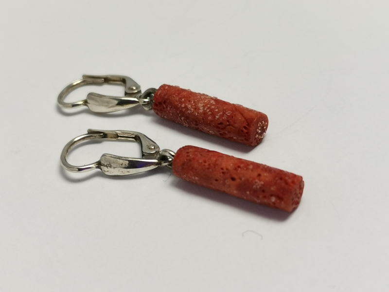 Naušnice s visícím červeným korálem