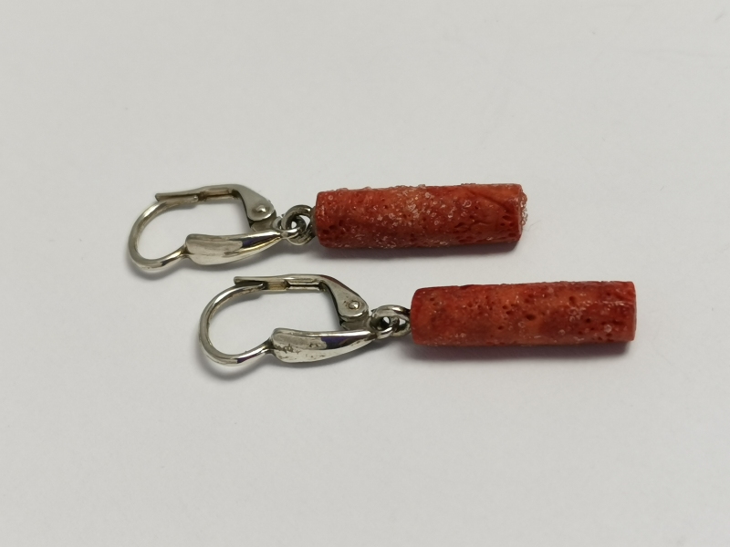 Naušnice s visícím červeným korálem