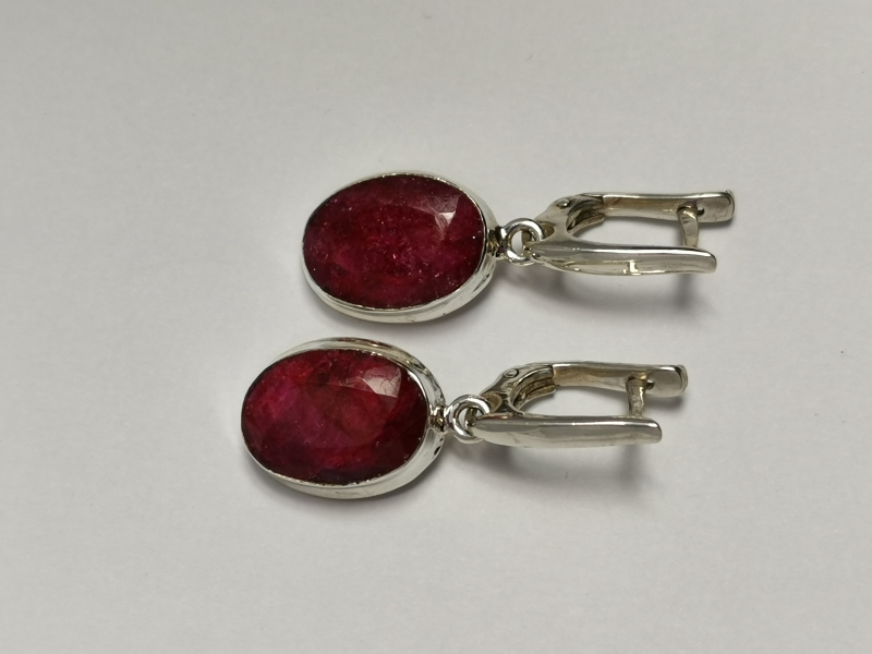 Stříbrné naušnice visací s pravým rubínem
