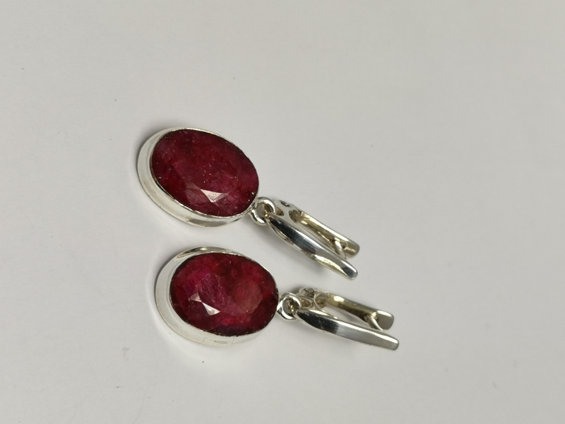 Stříbrné naušnice visací s pravým rubínem