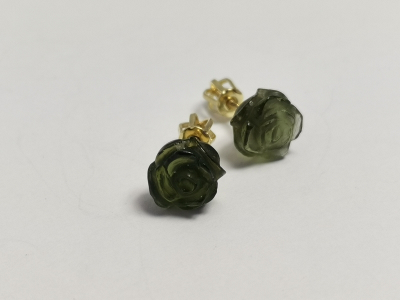 Zlaté naušnice růže vyřezané z vltavínu