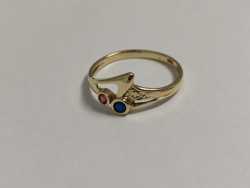 Zlatý dámský prsten s barevnými kamínky