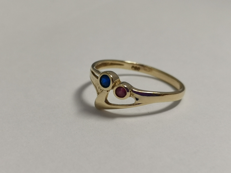 Zlatý dámský prsten s barevnými kamínky