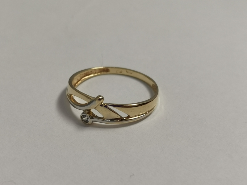 Zlatý dámský prsten se zirkonem