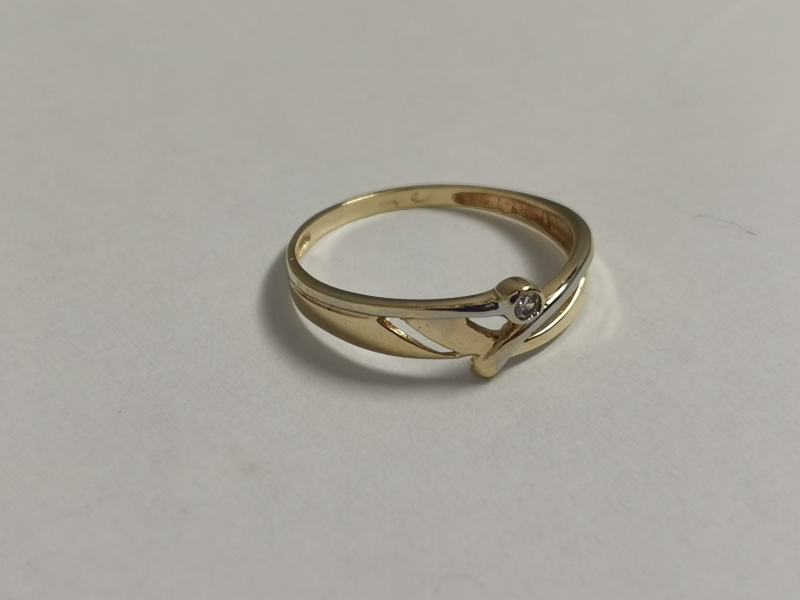 Zlatý dámský prsten se zirkonem