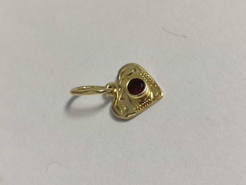 Zlatý přívěs srdce s červeným kamínkem