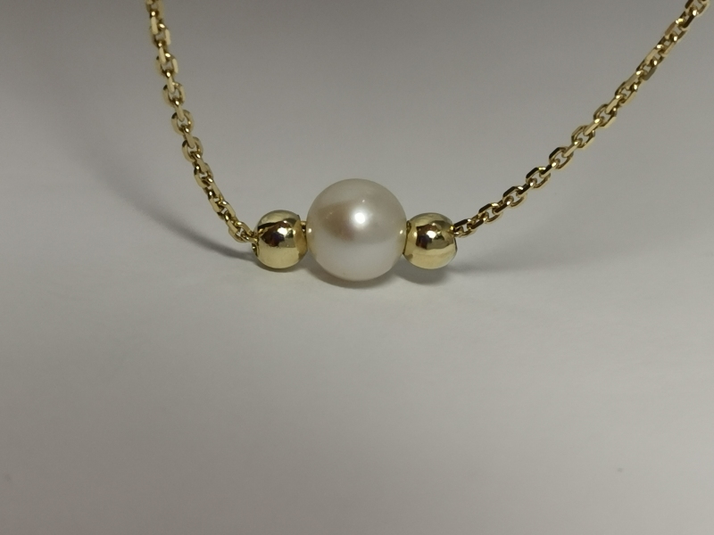 Zlatý náhrdelník ze žlutého zlata s přírodní perlou