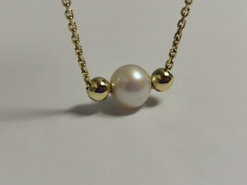 Zlatý náhrdelník ze žlutého zlata s přírodní perlou