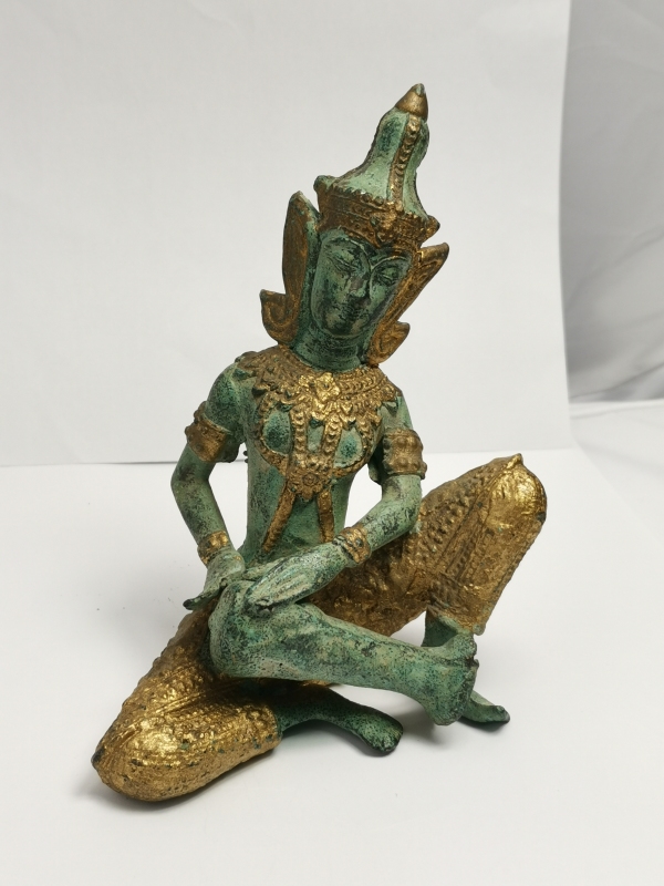 Thajská kovová soška hudebníka