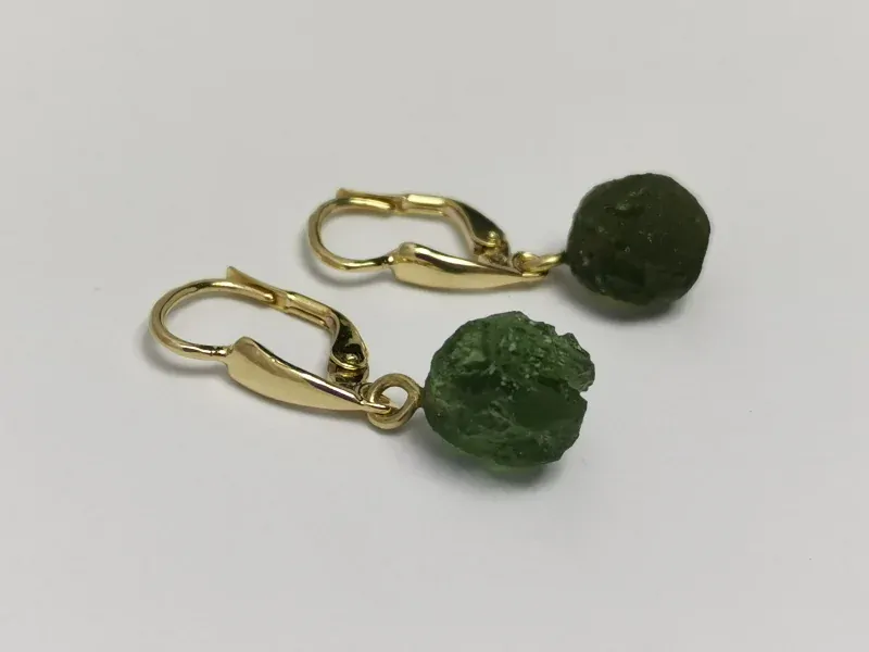 Zlaté naušnice žluté zlato s přírodním vltavínem