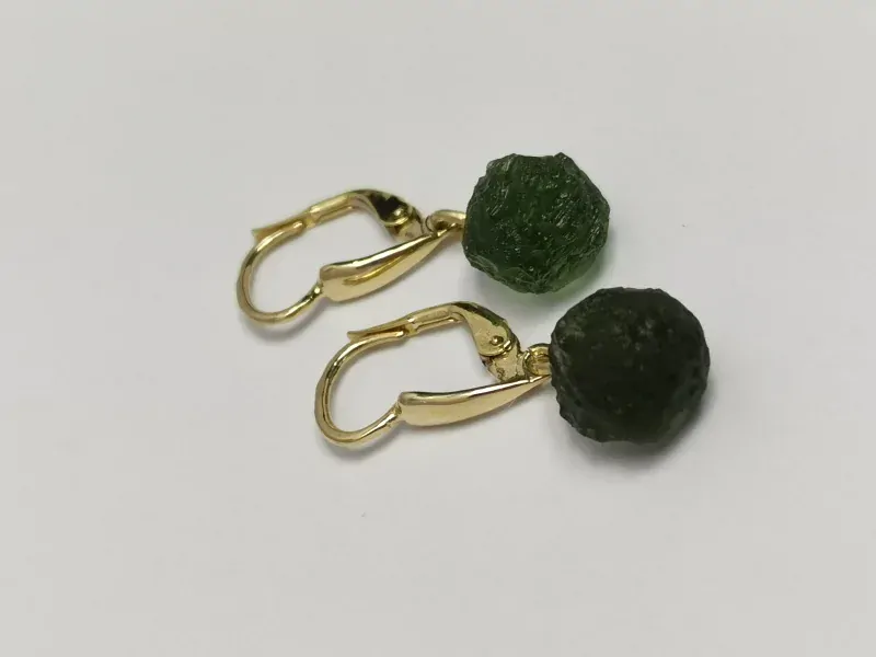 Zlaté naušnice žluté zlato s přírodním vltavínem