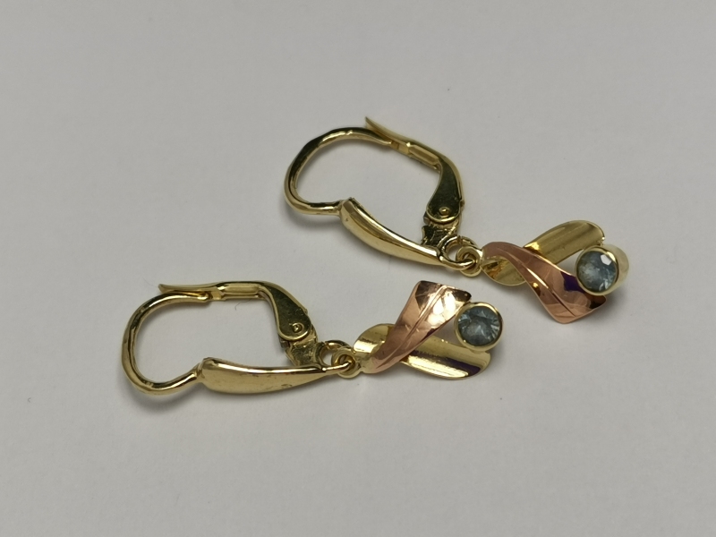 Zlaté visací naušnice s malým modrým kamínkem