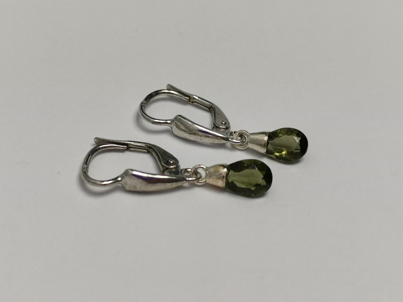 Stříbrné naušnice s visícími kapkami vybroušenými z vltavínu