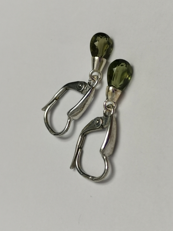 Stříbrné naušnice s visícími kapkami vybroušenými z vltavínu