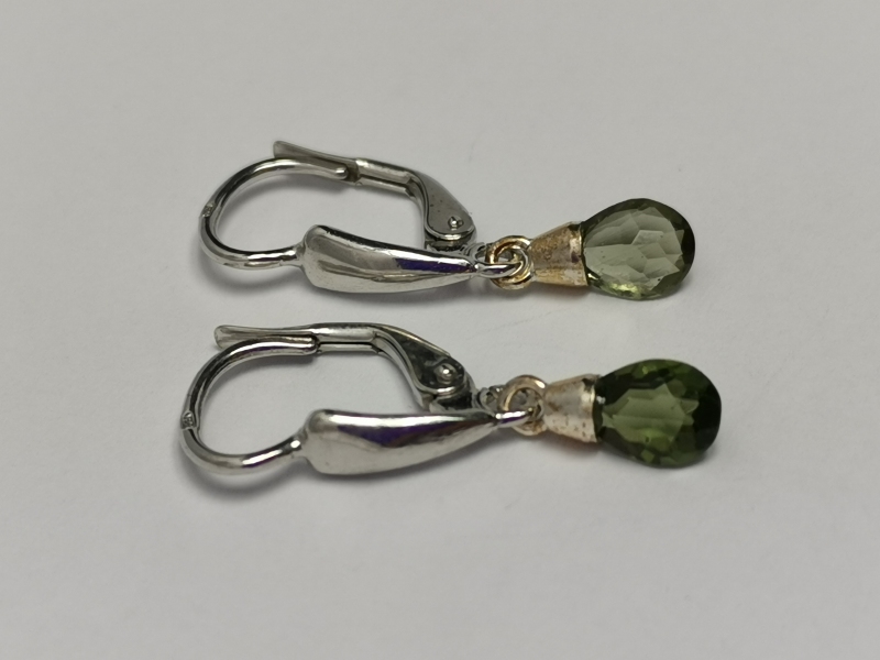 Stříbrné naušnice s visícími kapkami vybroušenými z vltavínu