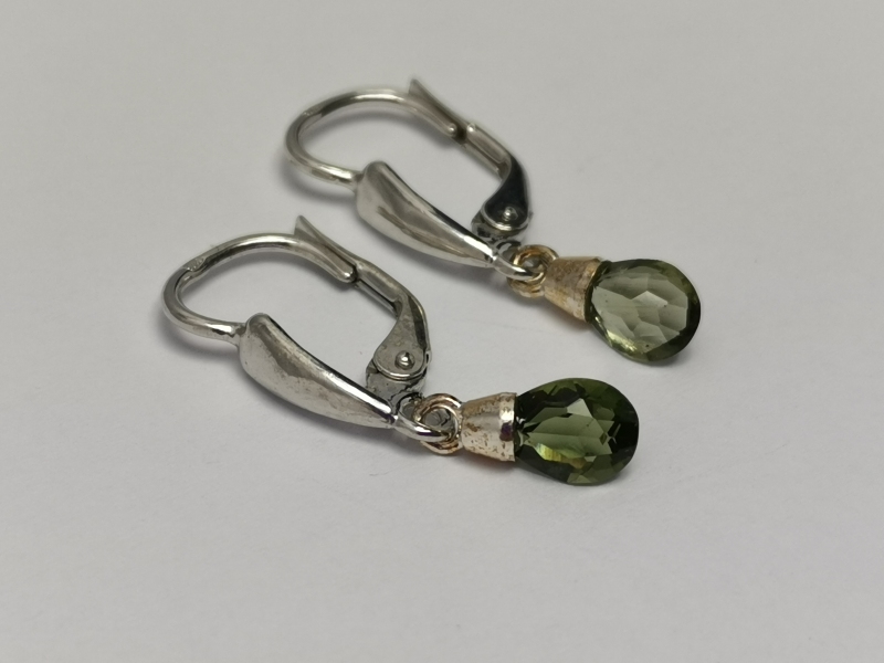 Stříbrné naušnice s visícími kapkami vybroušenými z vltavínu