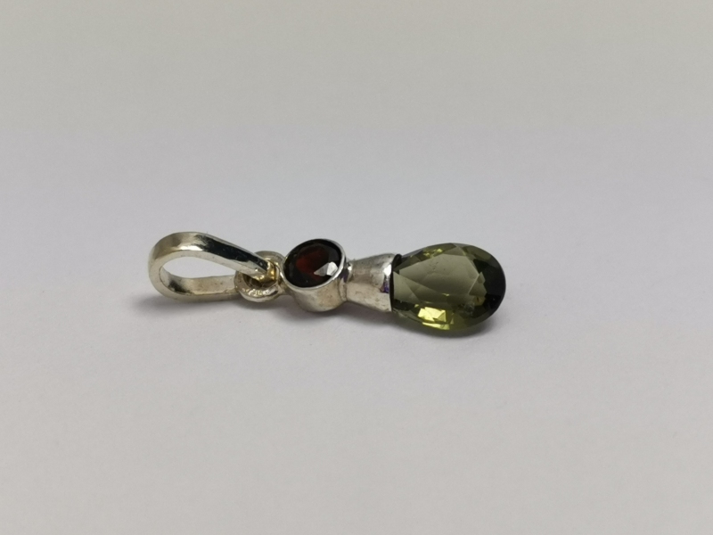 Stříbrný přívěs s visící kapkou vybroušenou z vltavínu