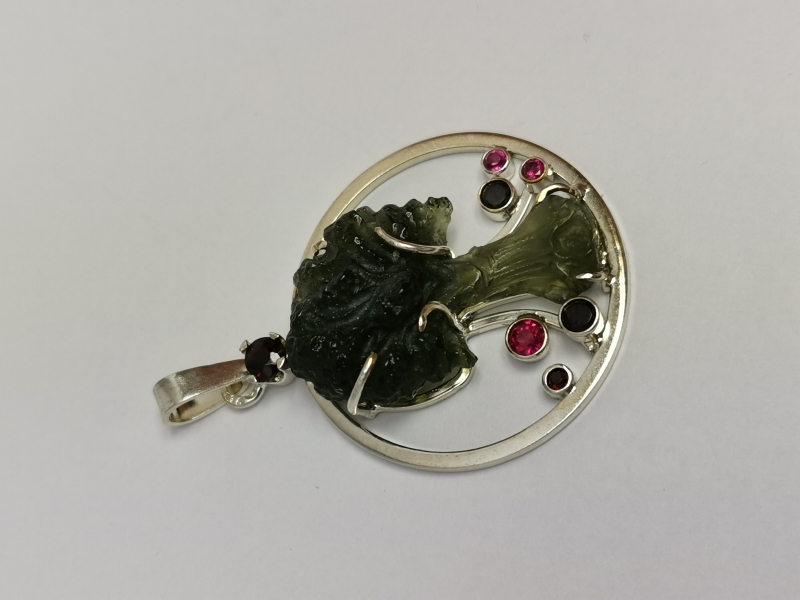 Stříbrný přívěs s vltavínem - strom života