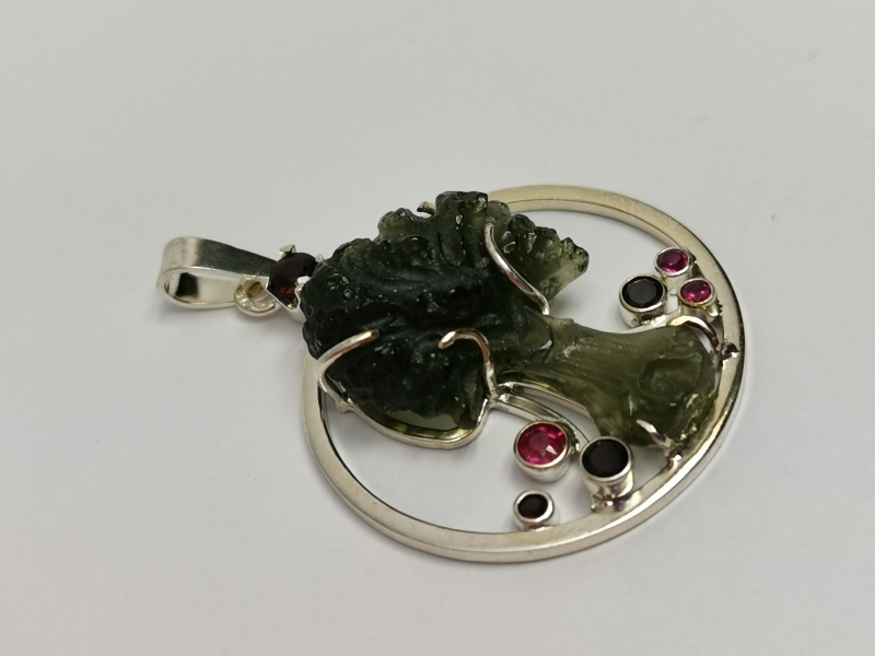 Stříbrný přívěs s vltavínem - strom života