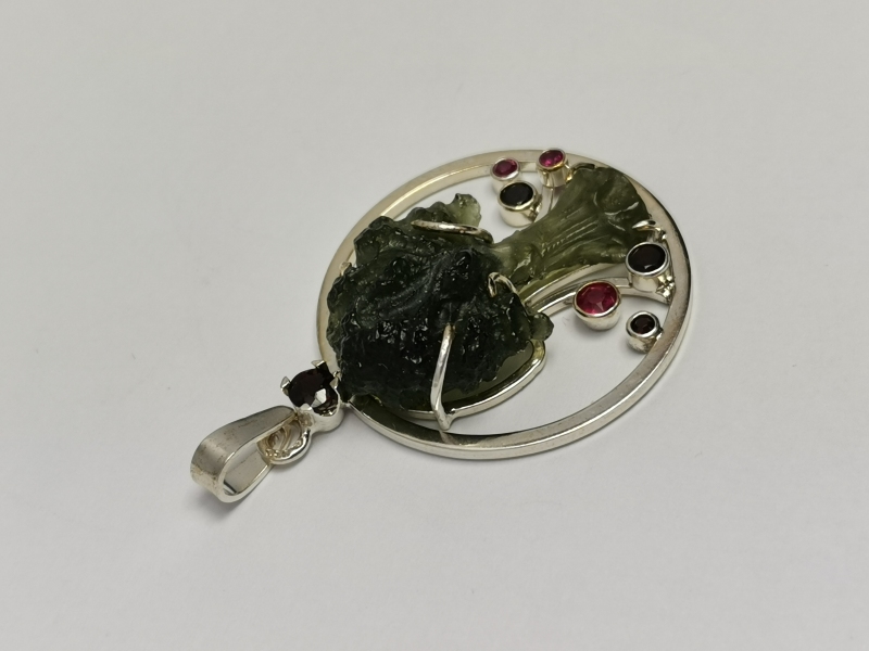 Stříbrný přívěs s vltavínem - strom života