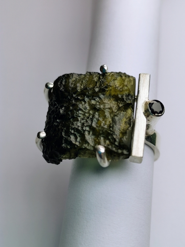 Stříbrný prsten s vltavínem a českým granátem - autorský šperk Jiřího Moravce