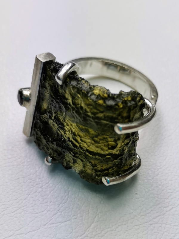 Stříbrný prsten s vltavínem a českým granátem - autorský šperk Jiřího Moravce