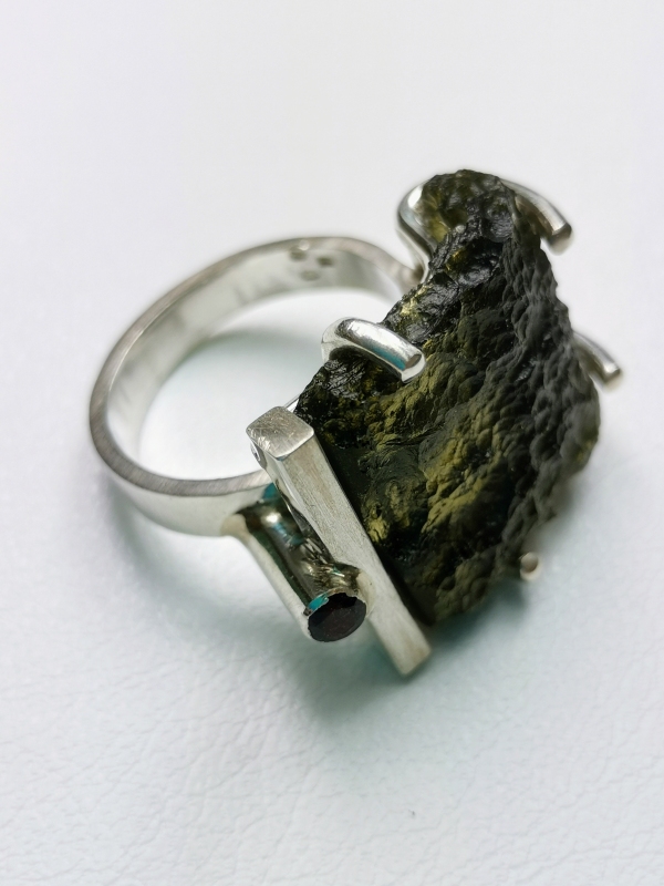 Stříbrný prsten s vltavínem a českým granátem - autorský šperk Jiřího Moravce